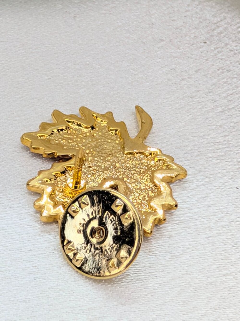 NEW Red Maple Leaf Put 'Em Pin - Picture 4 of 6